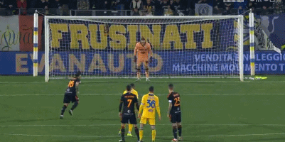 足球世界杯主题周边开售，球迷抢购