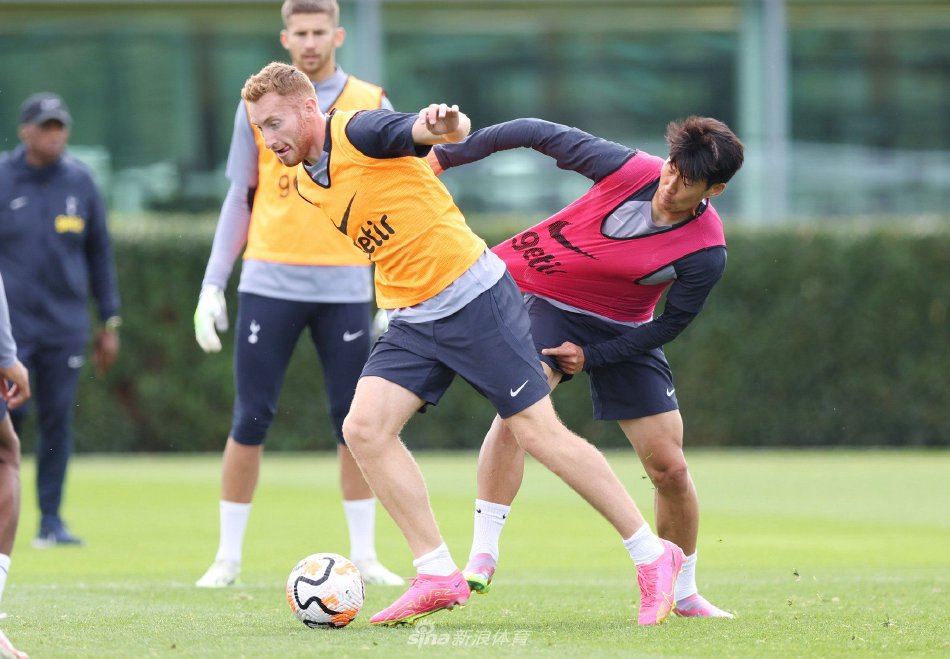 阿斯：皇马绝不会通过竞价来引援中卫，专注于合同到期的球员