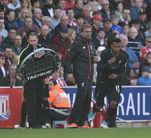 C罗晒与特朗普合照：感谢总统先生的盛情邀请及热烈欢迎（C罗晒与特朗普总统合影：感谢其热情邀请与欢迎）